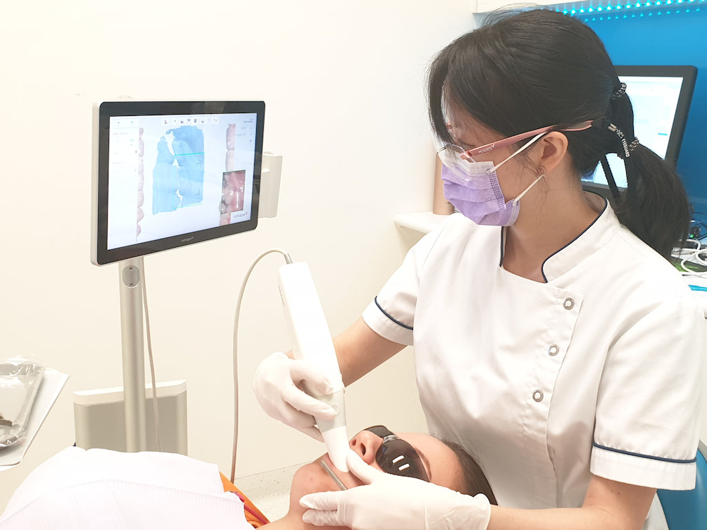 我们拥有最先进的科技来为您提供最理想的牙科体验。我们的3D 扫描仪可以为您生成全彩的3D 牙齿模型，这使得我们可以清楚的查验您牙齿的问题区域并帮助牙科医生来为您设计您最梦寐以求的整齐亮白的笑容。我们使用的数字化X光片在提供精确的诊断的同时也保证最低的辐射量。
